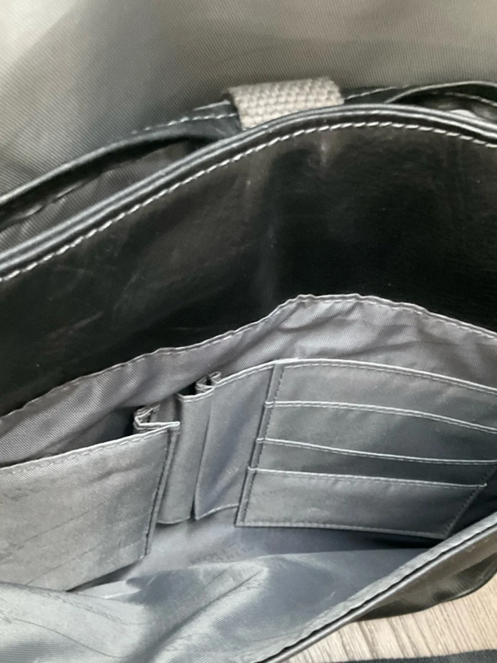 Kenneth Cole Reaction Leather Tablet Shoulder Messenger Bag Colombian EUC
